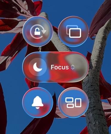 Farbiger iPhone Homescreen mit transparenten Liquid Glass Apps und Widgets