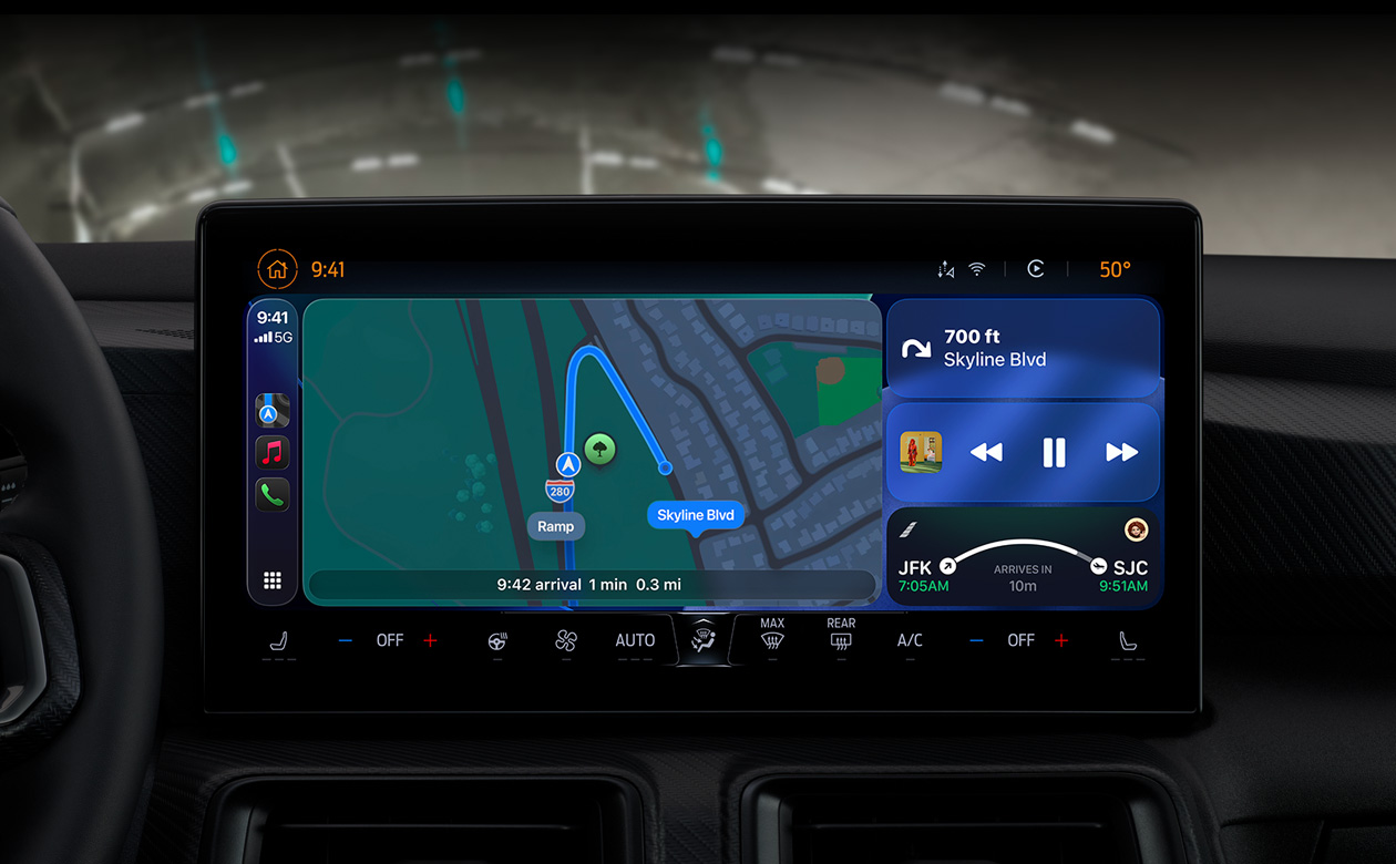 CarPlay i en bil viser veibeskrivelser i Kart-appen, musikkavspilling i Apple Music, informasjon om en flyvning og widgeter.