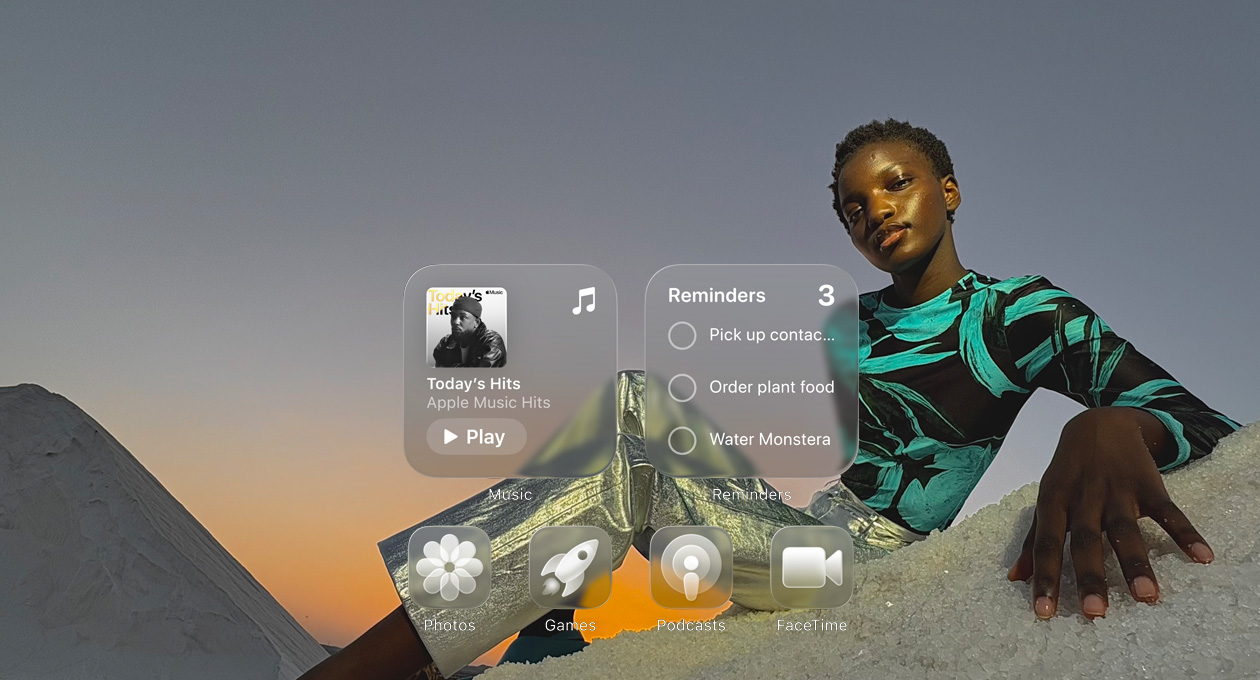 Liquid Glass ‑näyttö, jolla kirkkaat appikuvakkeet, kuten Apple Music, Muistutukset, Kuvat, Pelit, Podcastit ja FaceTime, taittavat valoa lasin tavoin