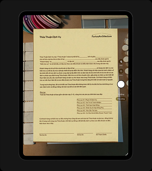 iPad Pro, vỏ ngoài mặt trước, nằm dọc, màu đen không gian, màn hình hiển thị tài liệu đã scan có tiêu đề "Thỏa Thuận Dịch Vụ" với văn bản và dòng chữ ký hiển thị rõ ràng